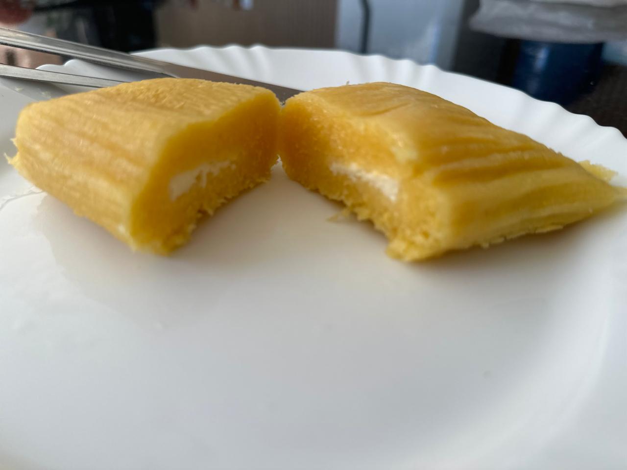 Pamonha doce pronta, aberta na palha